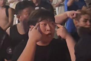何意味？三镇球迷赛后冲击天津球迷大巴，有球迷做拉眼角歧视动作